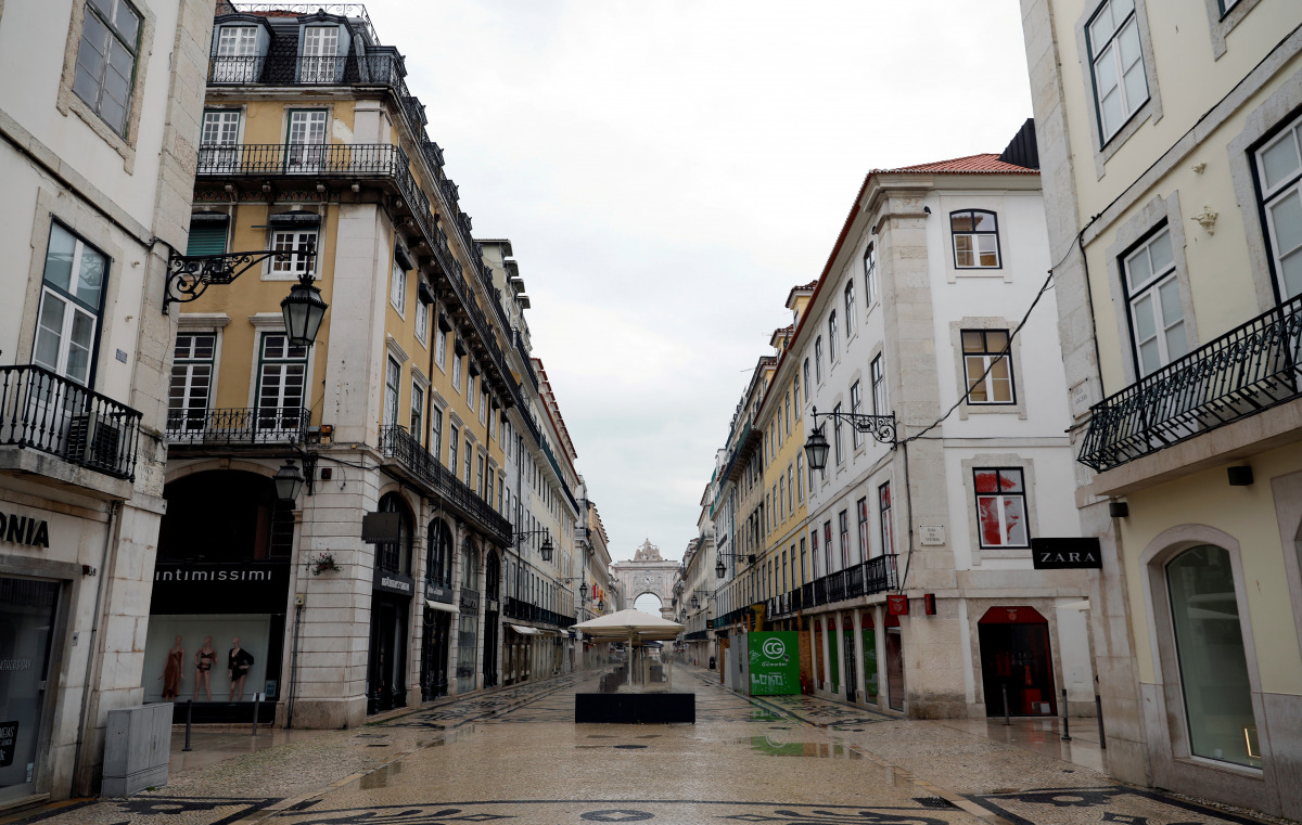 FILE PHOTO: Augusta street is pictured during partial lockdown as part of state of emergency to combat the coronavirus disease (COVID-19) outbreak in Lisbon, Portugal March 30, 2020. REUTERS/Rafael Marchante/File Photo
