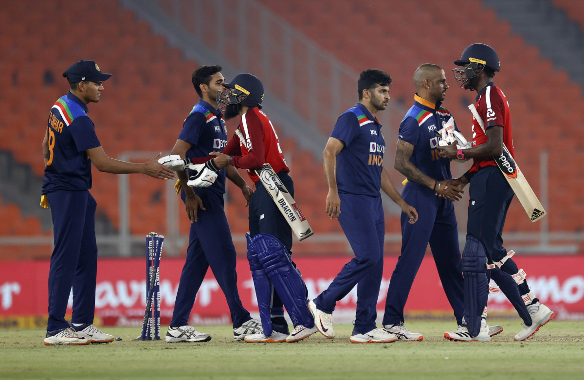 Cricket - Fourth Twenty20 International - India v England - Narendra Modi Stadium, Ahmedabad, India - March 18, 2021 India players shake hands with England players after the match REUTERS/Danish Siddiqui
