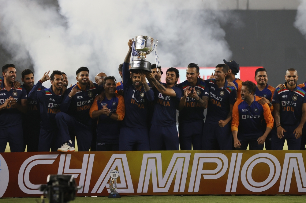 Cricket - Fifth Twenty20 International - India v England - Narendra Modi Stadium, Ahmedabad, India - March 20, 2021 India celebrate winning the series with the trophy REUTERS/Danish Siddiqui
