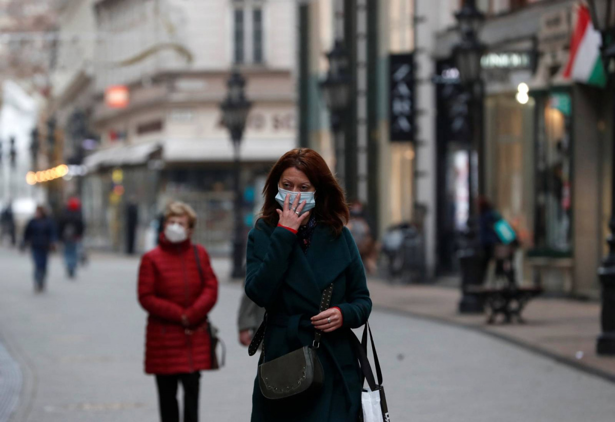 FILE PHOTO: People wearing protective face masks walk in downtown Budapest, after Hungarian government imposed a nationwide lockdown to contain the spread of the coronavirus disease (COVID-19), Hungary, November 11, 2020. REUTERS/Bernadett Szabo/Files/Fil