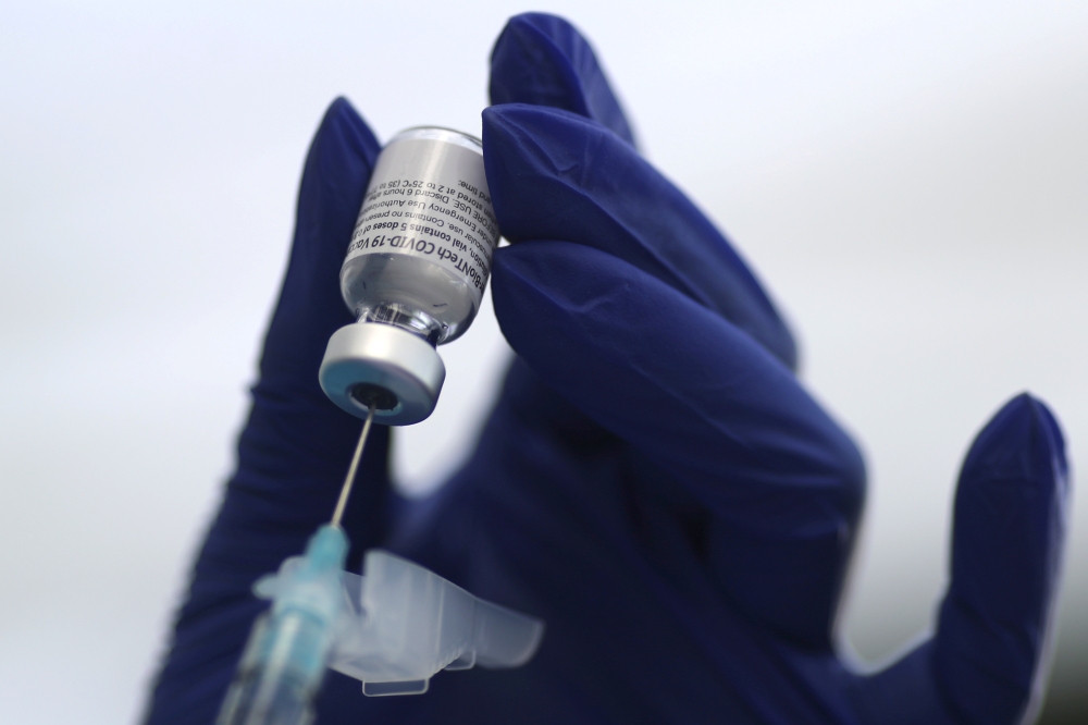 Filephoto: A healthcare worker prepares a Pfizer coronavirus disease (COVID-19) vaccination in Los Angeles, California, U.S., January 7, 2021. REUTERS/Lucy Nicholson/File Photo