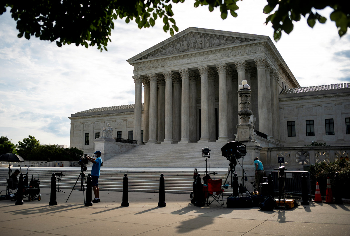 FILE PHOTO: Members of the media set up in front of the U.S. Supreme Court building in Washington, U.S., June 25, 2020. REUTERS/Al Drago/File Photo
