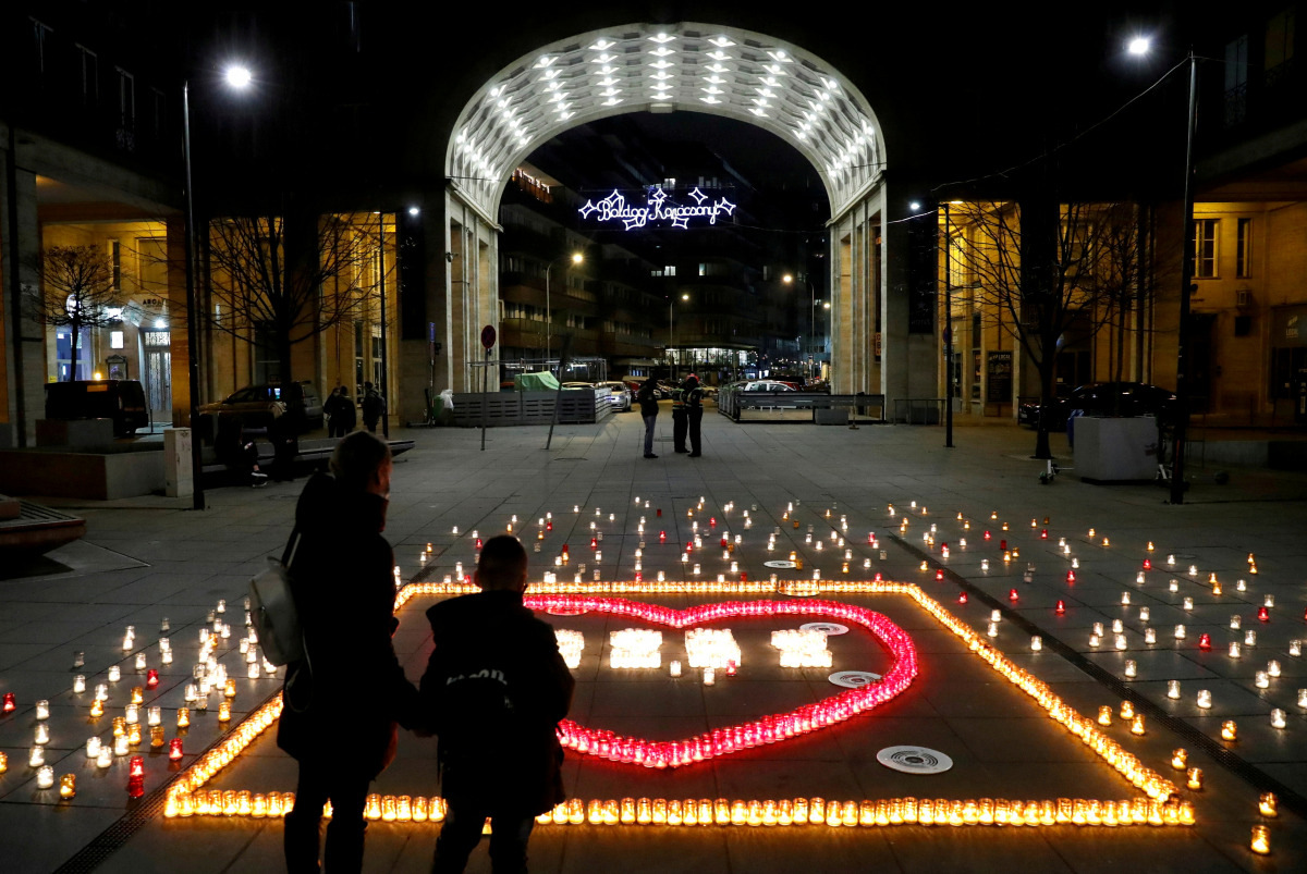 FILE PHOTO: FILE PHOTO: Candles are lit in memory of Hungary's coronavirus disease (COVID-19) victims in Budapest, Hungary, December 21, 2020. REUTERS/Bernadett Szabo/File Photo
