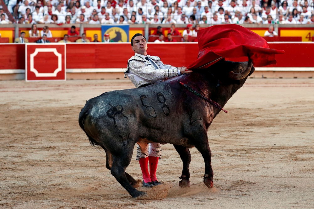 File photo: Spanish bullfighter Octavio Chacon performs a pass to a bull during the last bullfight of the San Fermin festival in Pamplona, Spain, July 14, 2019. Reuters/Susana Vera/File Photo
