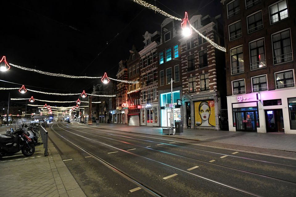 
A general view shows a street during a curfew following the coronavirus disease (COVID-19) outbreak in Amsterdam, Netherlands, January 23, 2021. REUTERS/Piroschka Van De Wouw/File Photo