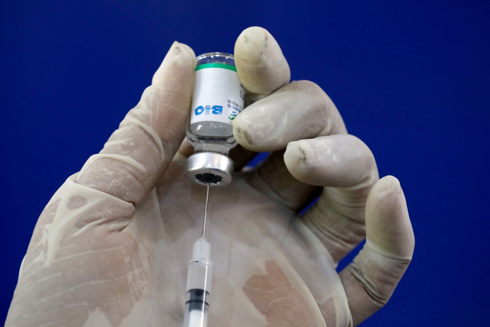A paramedic prepares a dose of the coronavirus disease (COVID-19) vaccine before administering it to a resident, at a vaccination center in Karachi, Pakistan April 1, 2021. REUTERS/Akhtar Soomro/File photo
