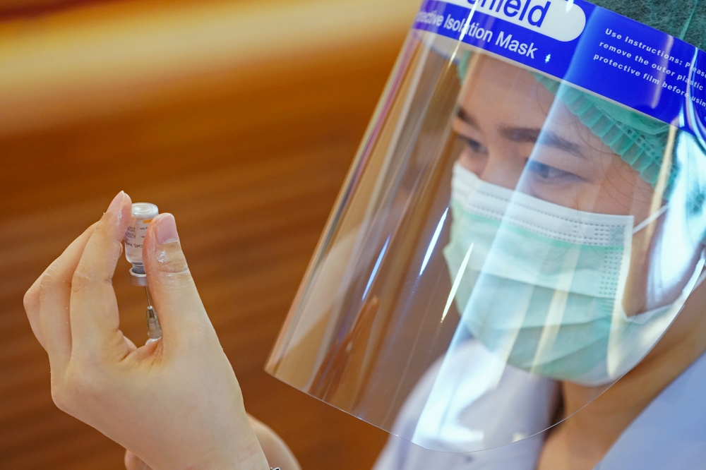 A health worker prepares to administer the Sinovac coronavirus disease (COVID-19) vaccine at the Samut Sakhon hospital in Samut Sakhon province, Thailand, February 28, 2021. REUTERS/Athit Perawongmetha/File Photo
