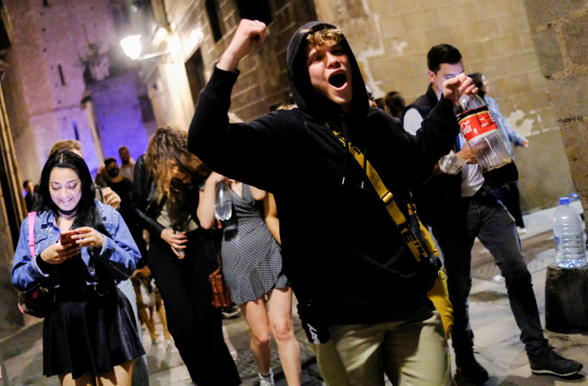 People celebrate on a street in the neighborhood of Born, as the state of emergency decreed by the Spanish Government to prevent the spread of the coronavirus disease (COVID-19) gets lifted in Barcelona, Spain, May 9, 2021. REUTERS/Nacho Doce
