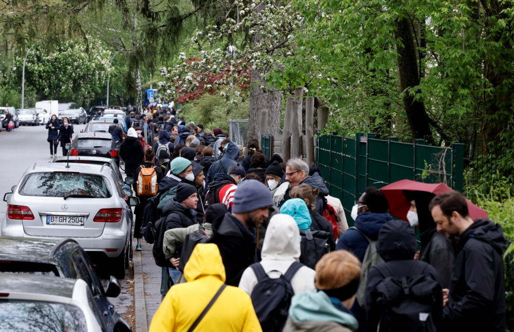 Residents queue at a sports hall to get vaccinated against the coronavirus disease (COVID-19) in Berlin, Germany, May 14, 2021. REUTERS/Axel Schmidt