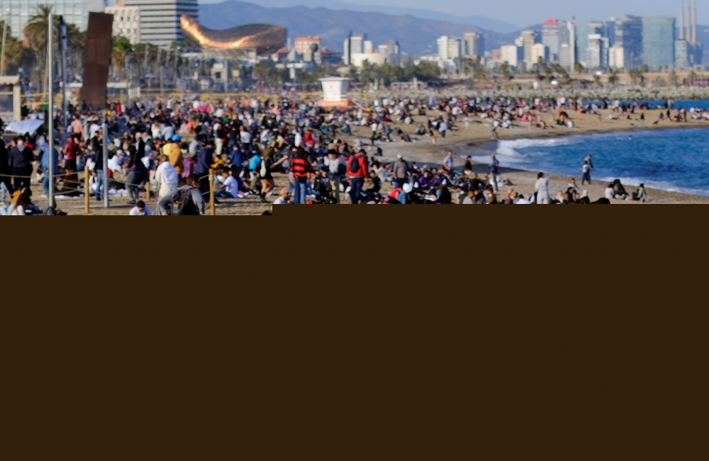 :FILE PHOTO: People spend time at Barceloneta beach, amid the coronavirus disease (COVID-19) outbreak, in Barcelona, Spain April 2, 2021. REUTERS/Nacho Doce/File Photo
