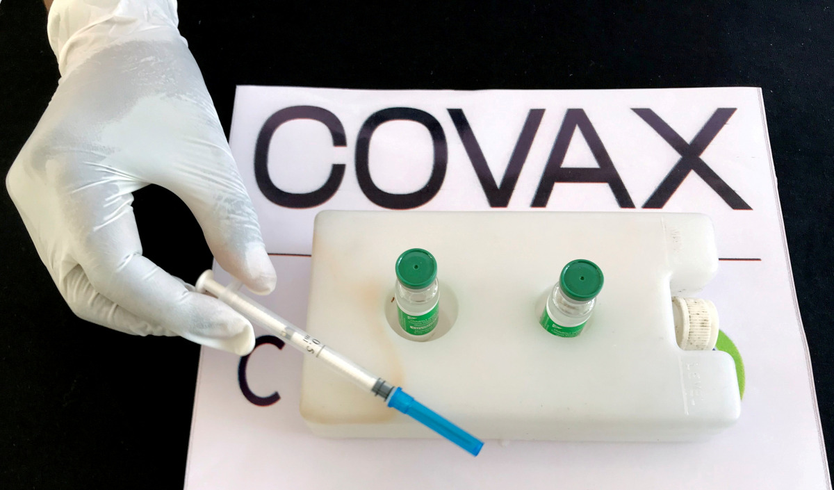 FILE PHOTO: A nurse prepares to administer the AstraZeneca/Oxford vaccine under the COVAX scheme against the coronavirus disease (COVID-19) at the Eka Kotebe General Hospital in Addis Ababa, Ethiopia March 13, 2021. REUTERS/Tiksa Negeri/File Photo
