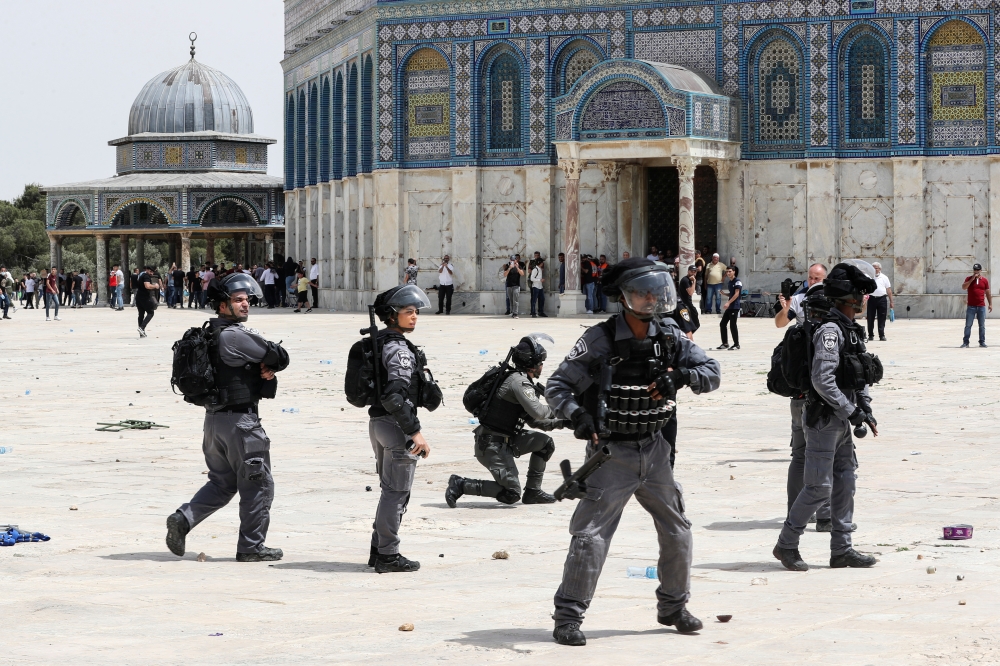 Israeli police stand in position at the compound that houses Al-Aqsa Mosque, known to Muslims as Noble Sanctuary and to Jews as Temple Mount, in Jerusalem's Old City May 21, 2021. REUTERS/Ammar Awad