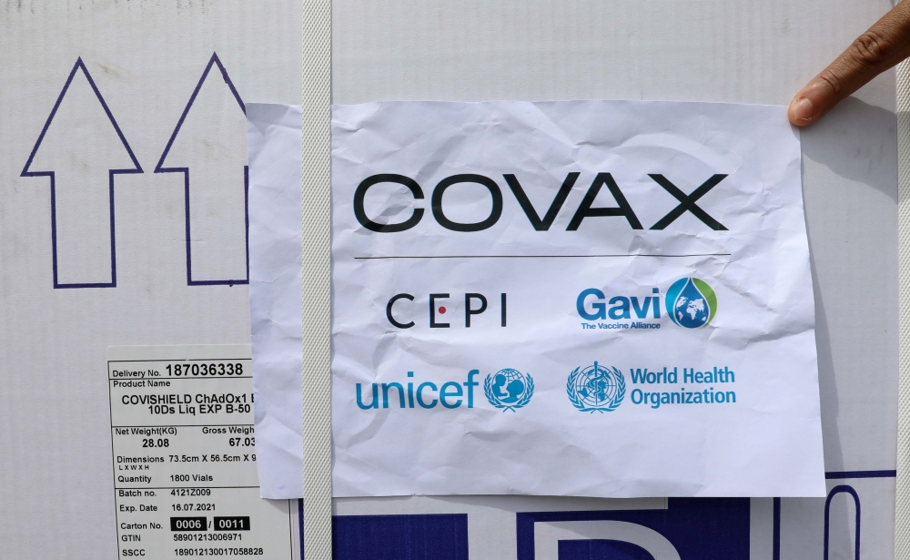 Workers offload the AstraZeneca/Oxford vaccines under the COVAX scheme against coronavirus disease (COVID-19) at the Aden Abdulle Osman Airport in Mogadishu, Somalia March 15, 2021. REUTERS/Feisal Omar/File Photo