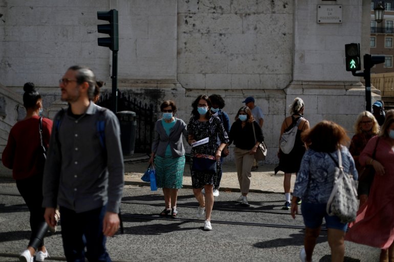 FILE PHOTO: People cross a street at a traffic light during the coronavirus disease (COVID-19) outbreak, in downtown Lisbon, Portugal October 9, 2020. REUTERS/Rafael Marchante/File Photo/File Photo
