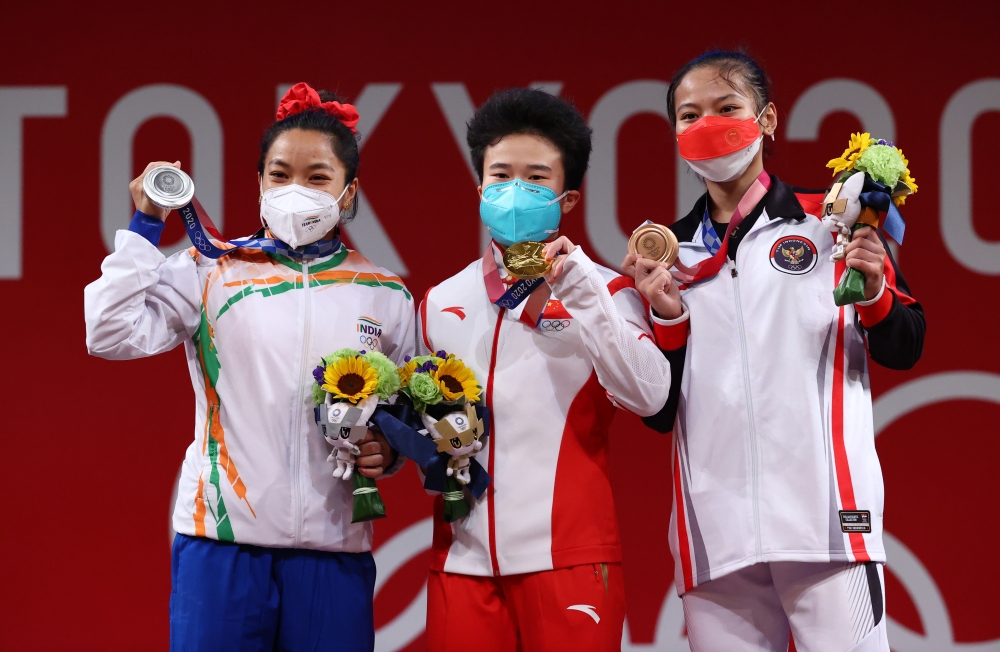 Gold medalist Hou Zhihui of China, Silver medalist Mirabai Chanu Saikhom of India and Bronze medalist Windy Cantika Aisah of Indonesia pose. (REUTERS/Edgard Garrido)