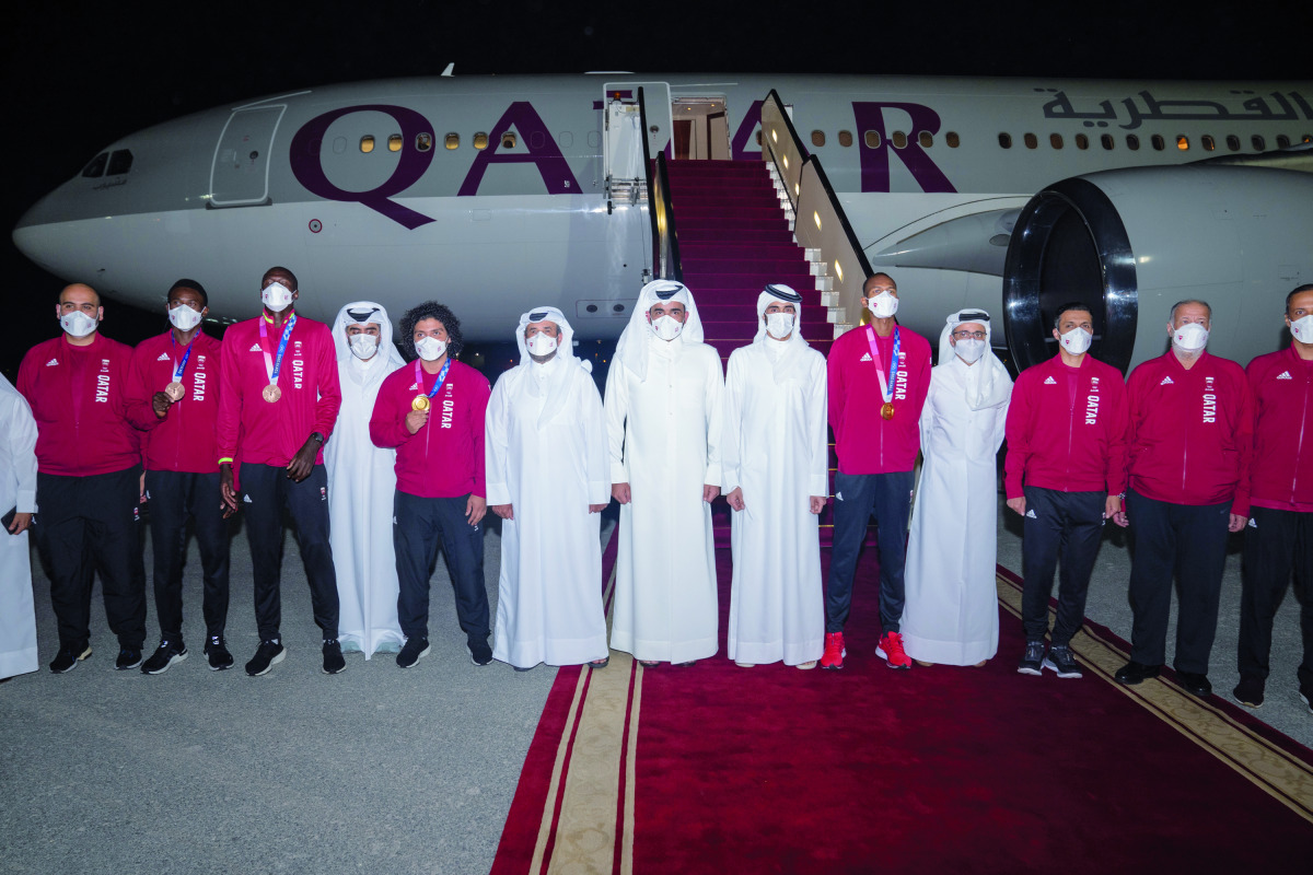 Personal Representative of H H the Amir, H H Sheikh Jassim bin Hamad Al Thani; Minister of Culture and Sports, H E Salah bin Ghanem Al Ali; President of Qatar Olympic Committee, H E Sheikh Joaan bin Hamad Al Thani, and other dignitaries with Qatar's Tokyo