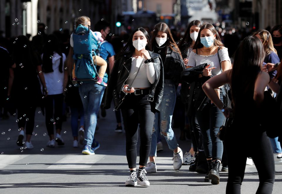 File Photo: People walk down Via del Corso street amid the coronavirus disease (COVID-19) pandemic in Rome, Italy, April 24, 2021. REUTERS/Remo Casilli