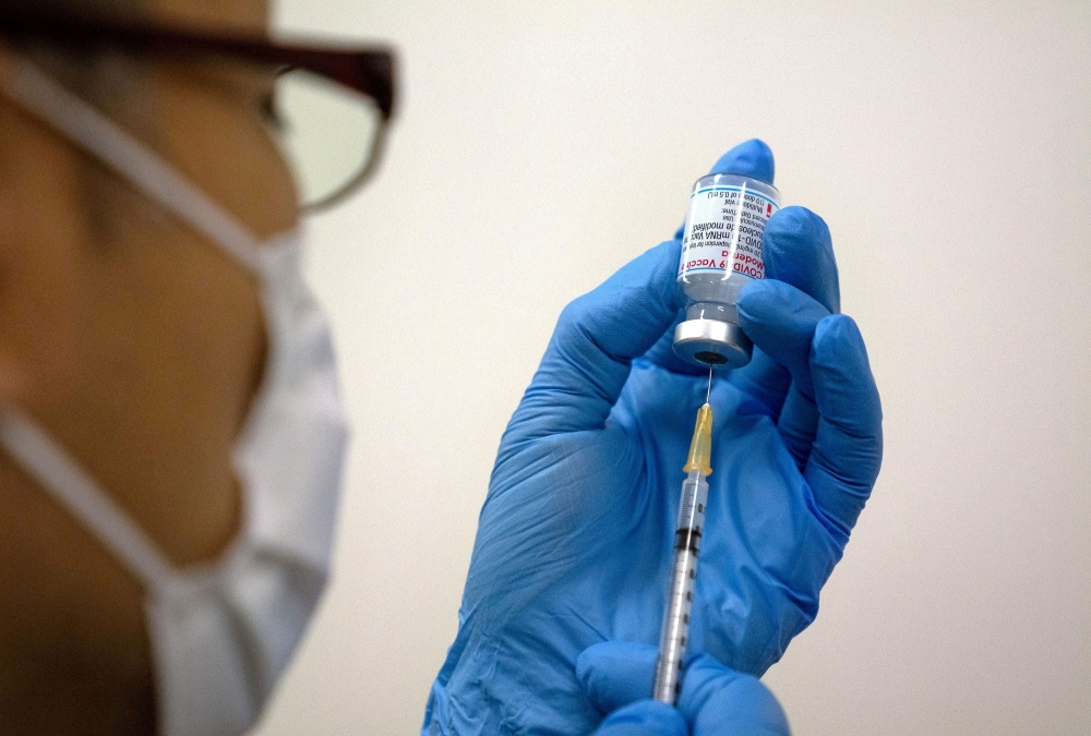 Medical staff prepare Moderna coronavirus (COVID-19) vaccine to be administered at newly-opened mass vaccination centre in Tokyo, Japan, May 24, 2021. Carl Court/Pool via REUTERS/File Photo