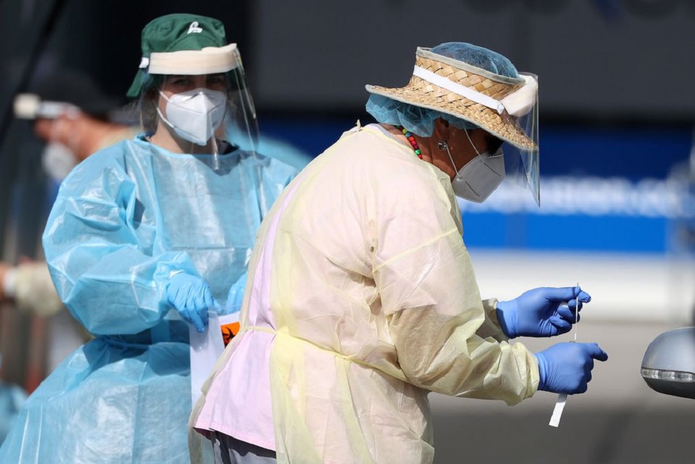 A medical worker administers a COVID-19 test at a testing clinic during a lockdown to curb the spread of a coronavirus disease (COVID-19) outbreak in Auckland, New Zealand, August 26, 2021. REUTERS/Fiona Goodall