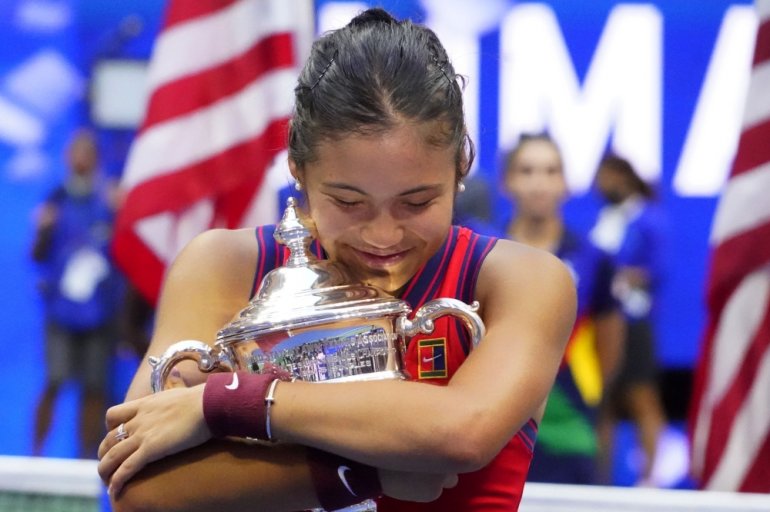 Emma Raducanu of Great Britain celebrates with the championship trophy at USTA Billie Jean King National Tennis Center. (Robert Deutsch-USA TODAY Sports)
