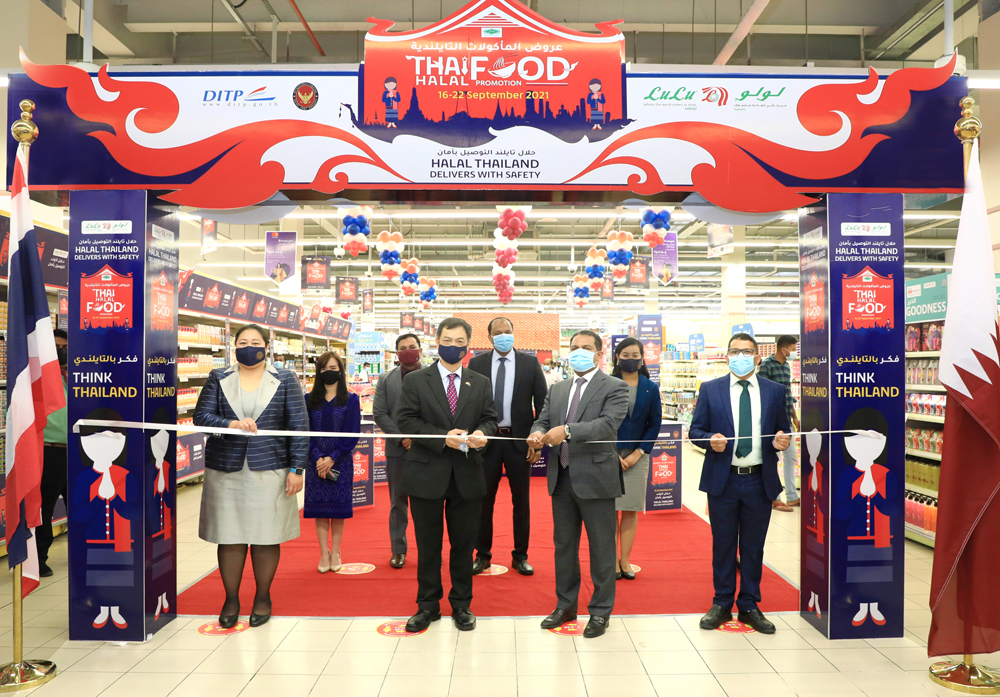 Ambassador of Thailand to Qatar H E Nathapol Khantahiran with Director of Lulu Group International Dr. Mohamed Althaf inaugurating the promotion at Lulu Hypermarket, Al Gharrafa Branch.
PIC: Salim Matramkot/ The Peninsula