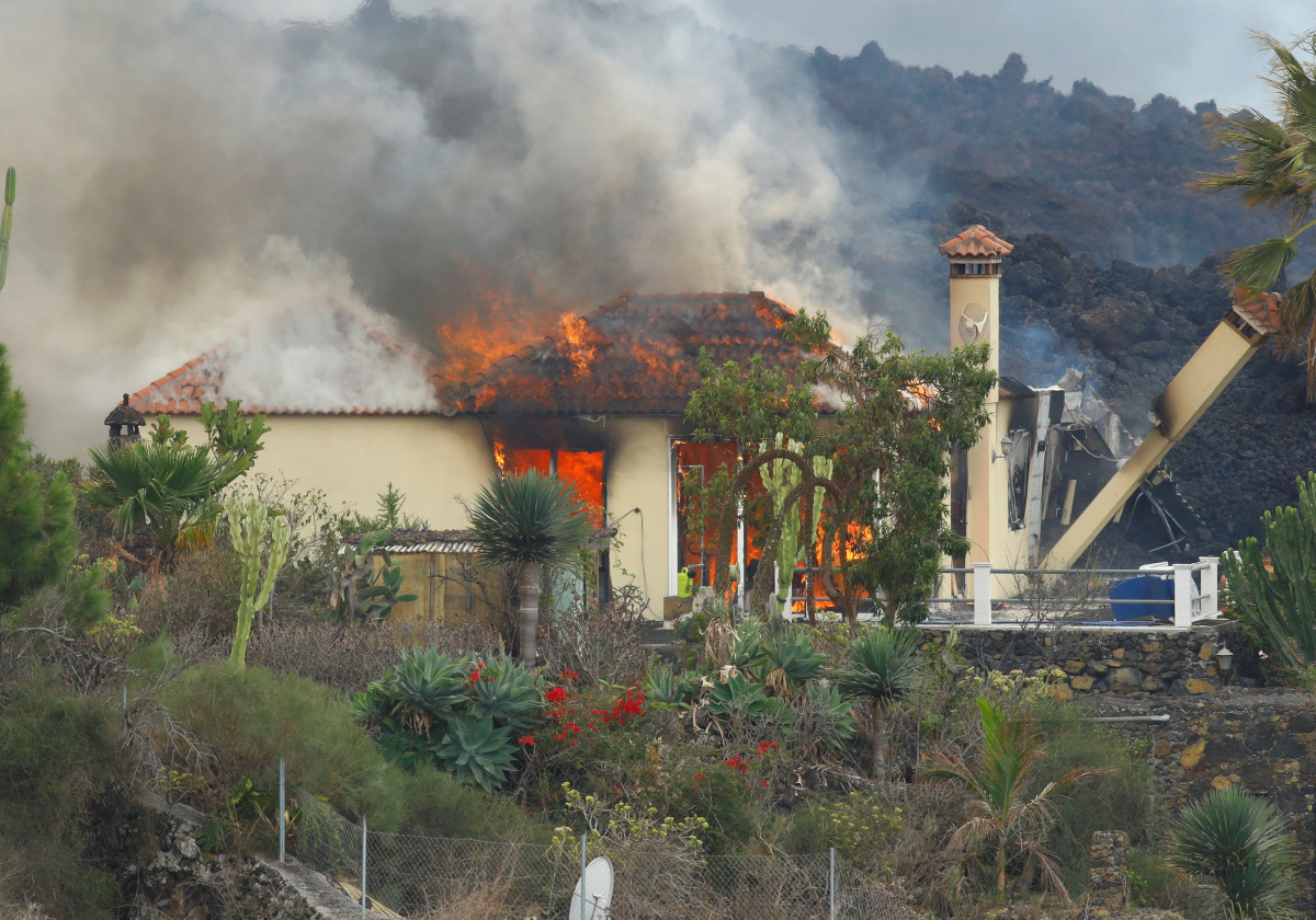 A house burns due to lava following the eruption of a volcano in the Cumbre Vieja national park, in the residential area of Los Campitos at Los Llanos de Aridane, on the Canary Island of La Palma, Spain, September 20, 2021. REUTERS/Borja Suarez
