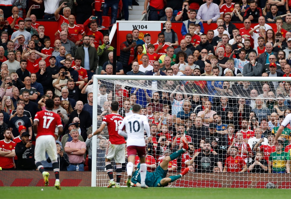 Manchester United's Bruno Fernandes misses a penalty REUTERS/Phil Noble 