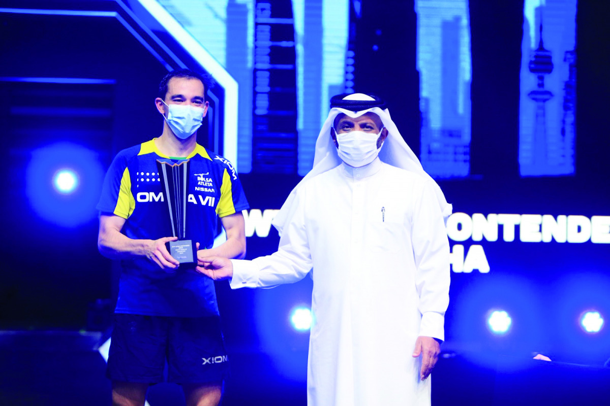 Qatar Table Tennis Association President Khalil Ahmed Al Mohannadi presenting the WTT trophy to WTT Star Contender Doha 2021 men's singles champion Hugo Calderano of Brazil at Lusail Sports Arena, yesterday.