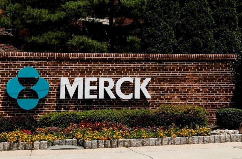 The Merck logo is seen at a gate to the Merck & Co campus in Rahway, New Jersey, U.S., July 12, 2018. REUTERS/Brendan McDermid/File Photo
