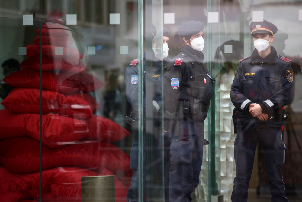 Police stand at the entrance of Palais Coburg, the site of a meeting of the Joint Comprehensive Plan of Action (JCPOA), in Vienna, Austria, November 29, 2021. Reuters/Lisi Niesner
