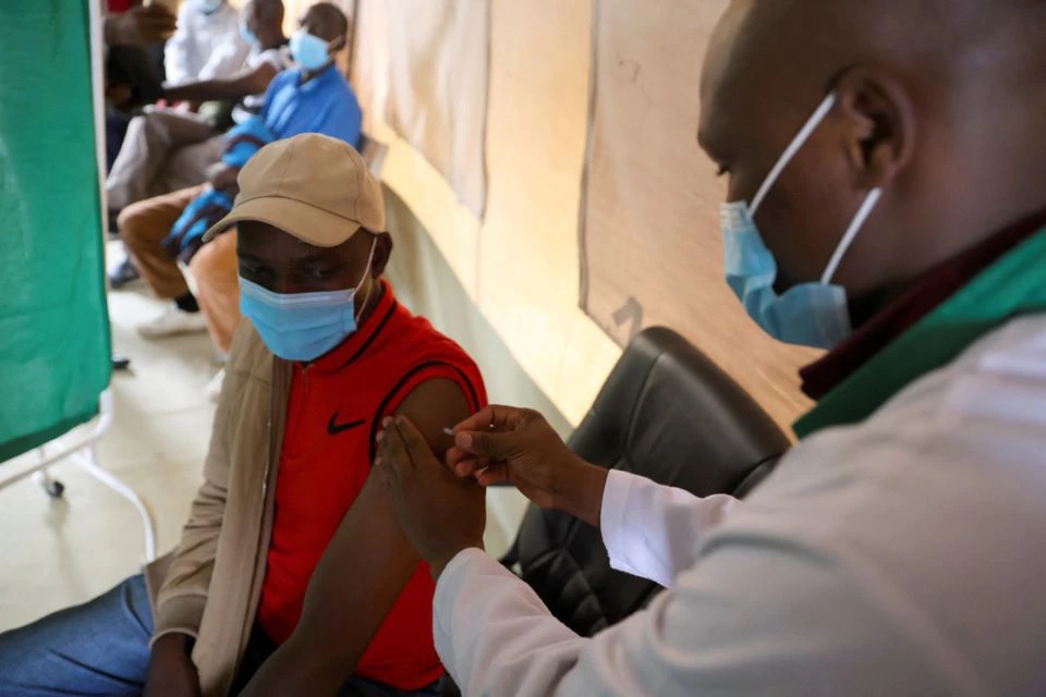 A healthcare professional administers a dose of AstraZeneca (COVID-19) vaccine at the Narok County Referral Hospital, in Narok, Kenya, December 1, 2021. REUTERS/Baz Ratner/File Photo

