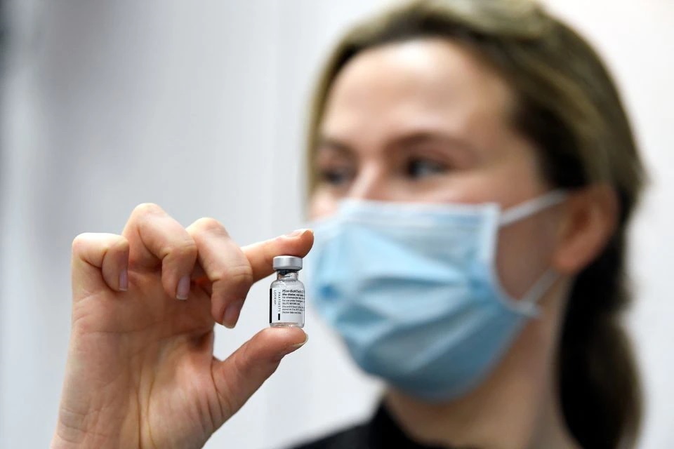 Lotte Soeteman, advisor of Netherland's Health Minister Hugo De Jonge, holds the first used Pfizer/BioNTech COVID-19 vaccine in the last EU country to start vaccinations against the coronavirus disease (COVID-19) is pictured in Veghel, Netherlands, January 6, 2021. REUTERS/Piroschka van de Wouw

