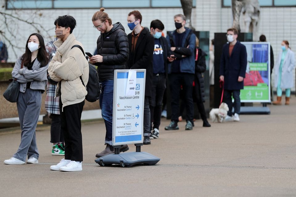 People queue outside a coronavirus disease (COVID-19) vaccination centre at St Thomas' Hospital as the pandemic continues, in London, Britain, December 12, 2021. REUTERS/May James


