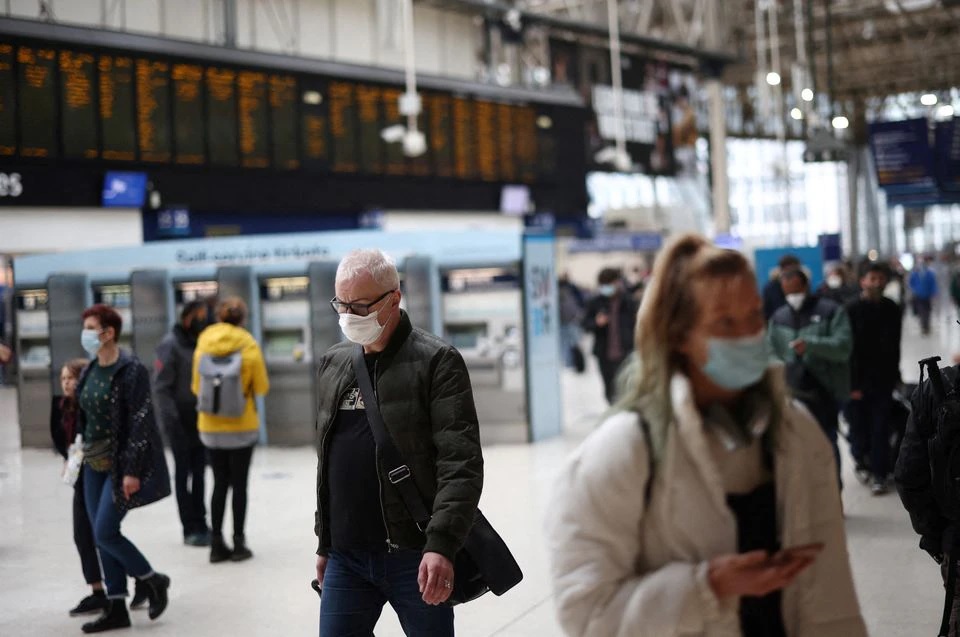 People wearing protective face masks walk through Waterloo train station, amid the coronavirus disease (COVID-19) outbreak, in London, Britain, January 3, 2022. REUTERS/Henry Nicholls


