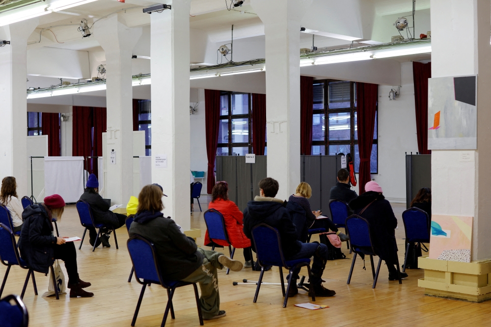 FILE PHOTO: People wait to receive the booster vaccine against the coronavirus disease (COVID-19) at a vaccination centre in Berlin, Germany, January 1, 2022. REUTERS/Michele Tantussi