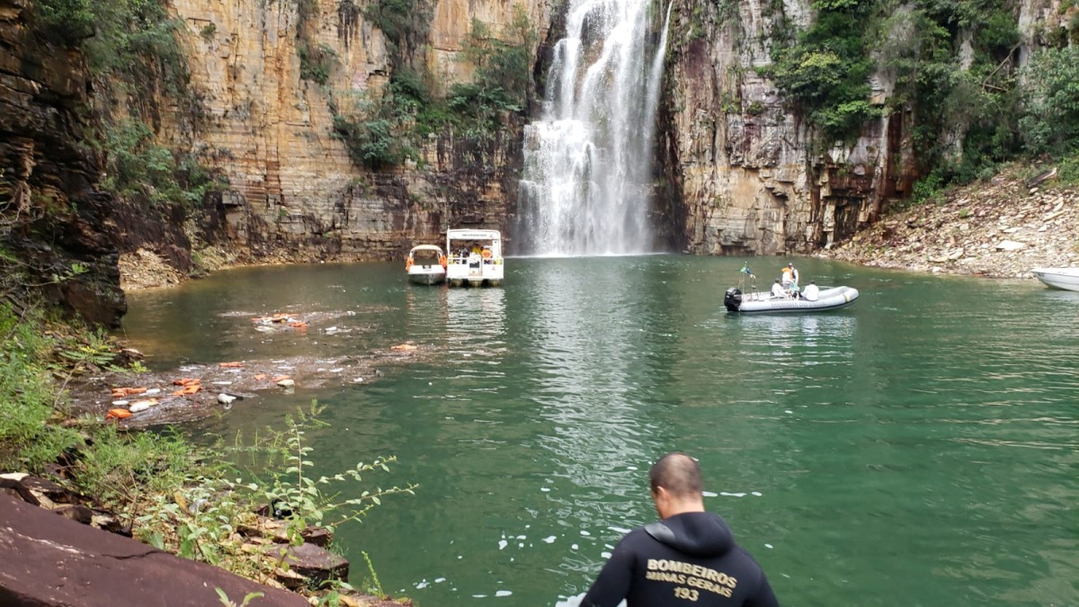 Firefighters of Minas Gerais state search for victms after a wall of rock collapsed on top of motor boats below a waterfall in Capitolio, in Minas Gerais state, Brazil January 8, 2022. Fire Brigade of Minas Gerais/Handout via REUTERS