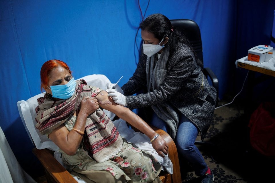 A woman receives a booster dose of Covaxin, a coronavirus disease (COVID-19) vaccine manufactured by Bharat Biotech, at a vaccination centre in New Delhi, India, January 10, 2022. REUTERS/Adnan Abidi


