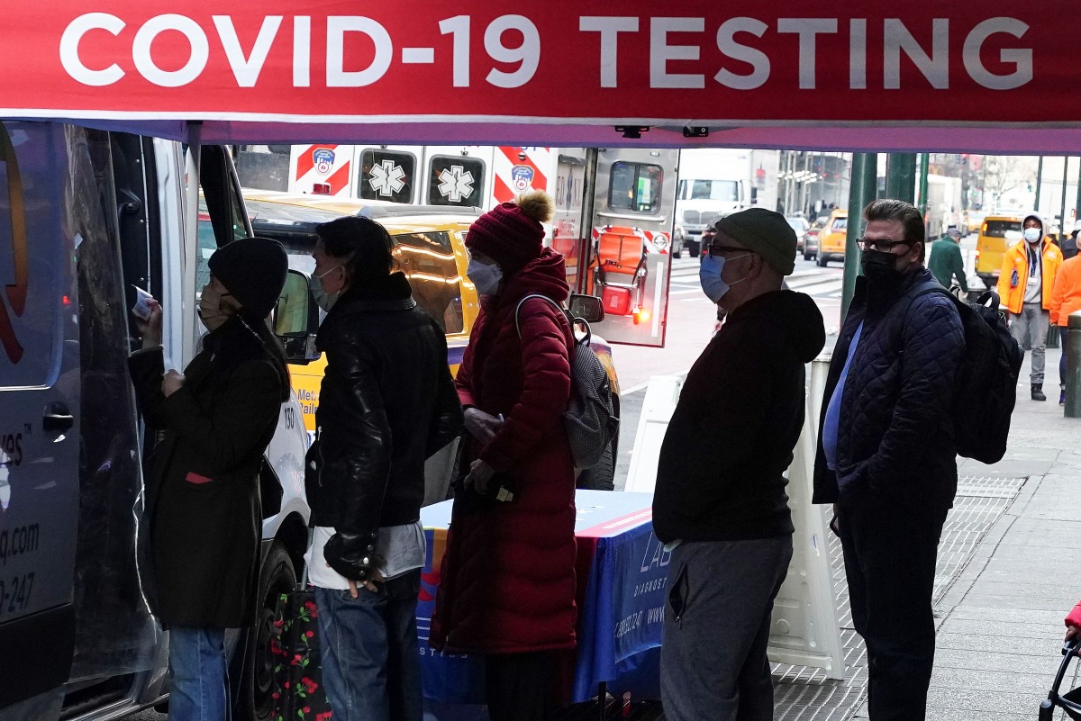 People line up for a COVID-19 test outside Grand Central Terminal during the coronavirus disease (COVID-19) pandemic in the Manhattan borough of New York City, New York, U.S., January 13, 2022. REUTERS/Carlo Allegri
