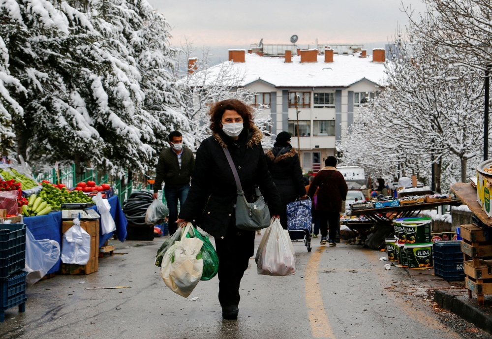 FILE PHOTO: People shop at a fresh market in Ankara, Turkey December 20, 2021. REUTERS/Cagla Gurdogan