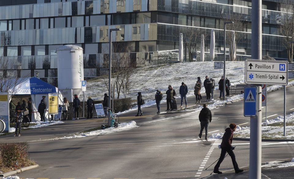 People queue at a coronavirus disease (COVID-19) tests tent at the Stadtspital Triemli hospital in Zurich, Switzerland January 13, 2022. REUTERS/Arnd Wiegmann