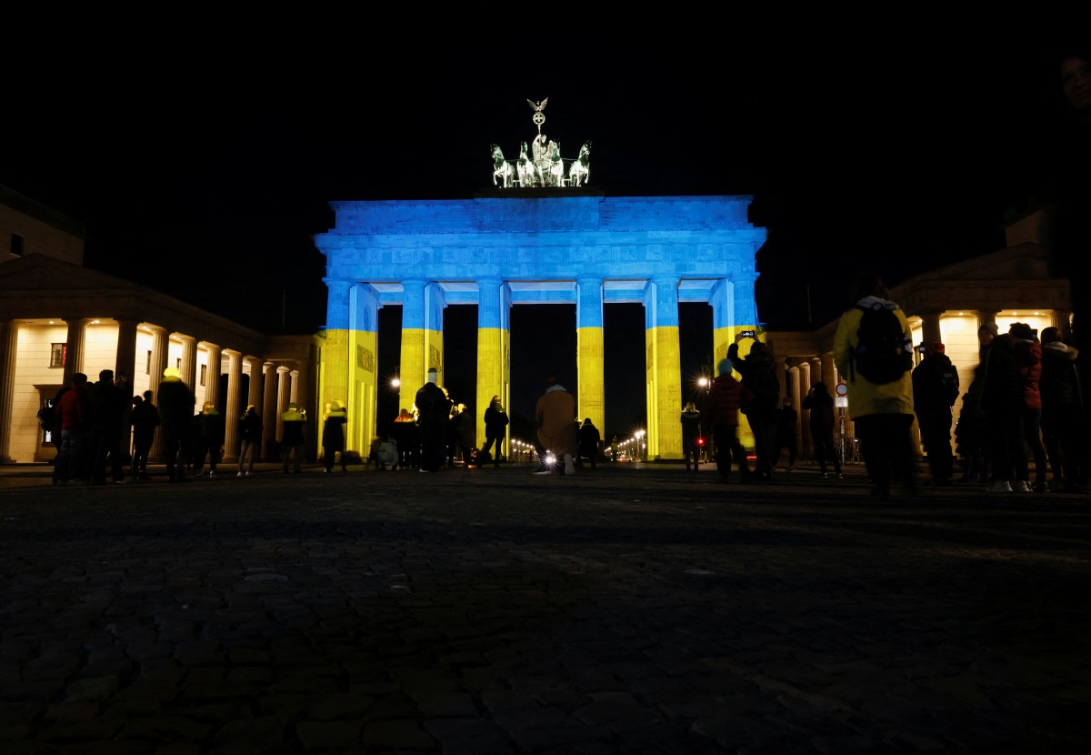 The Brandenburg Gate is illuminated in Ukrainian national colors, in Berlin, Germany February 23, 2022. REUTERS/Michele Tantussi
