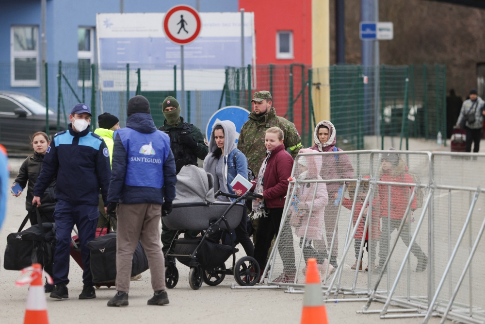 People fleeing the Russian invasion of Ukraine, arrive in Vysne Nemecke, Slovakia, March 1, 2022. REUTERS.