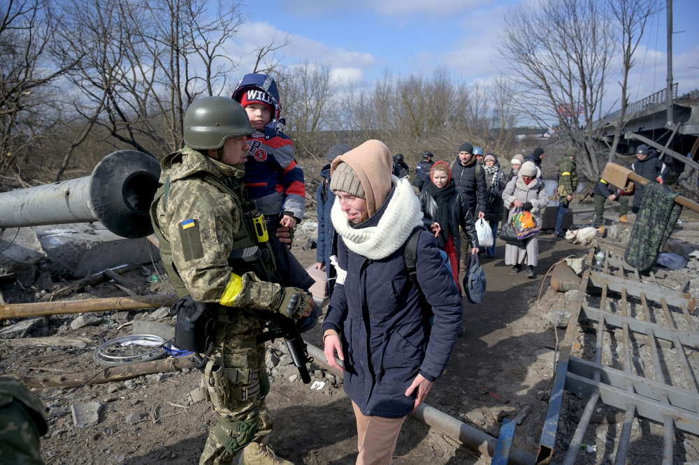 People evacuate as Russia's invasion of Ukraine continues, in Irpin, Ukraine, March 9, 2022. REUTERS/Maksim Levin REFILE-CORRECTING LOCATION