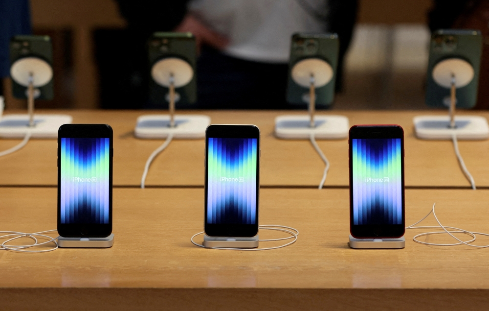 The new Apple iPhone SE is displayed at the Apple Store on 5th Avenue shortly after it went on sale in Manhattan in New York City, New York, U.S., March 18, 2022. REUTERS/Mike Segar/File Photo/File Photo
