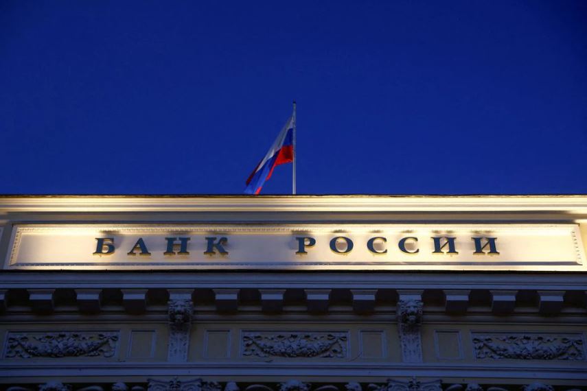 A Russian state flag flies over the Central Bank headquarters in Moscow, Russia March 29, 2021. REUTERS/Maxim Shemetov

