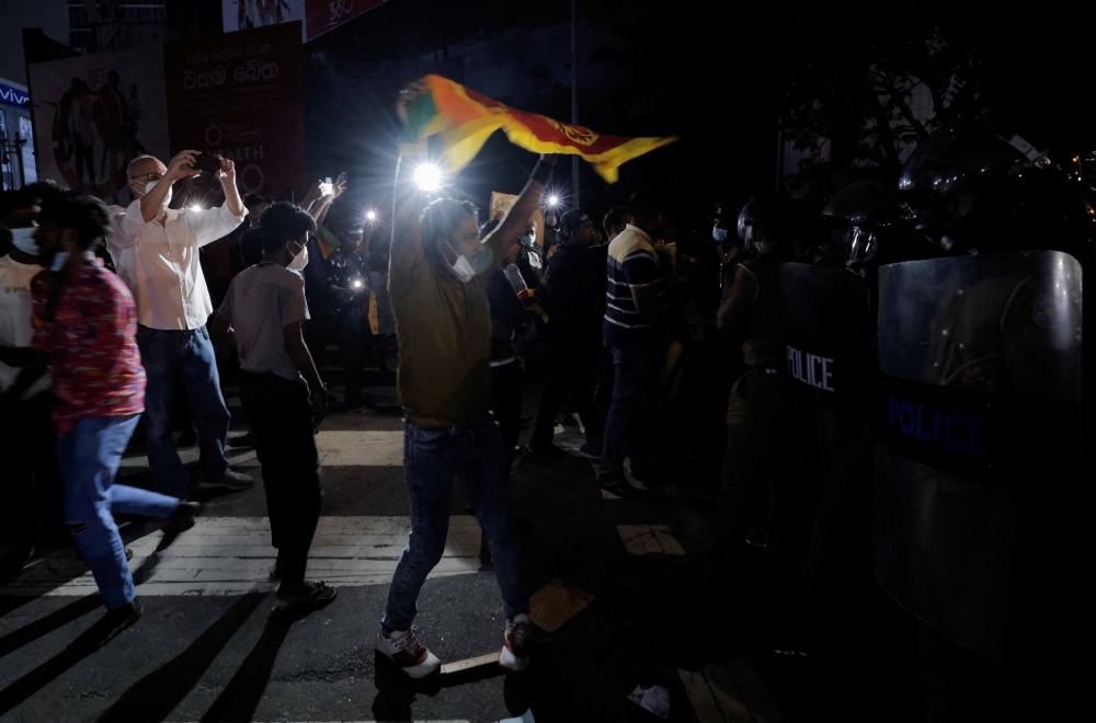 A man shouts slogans during a protest in front of the Temple Trees Prime Minister Mahinda Rajapaksa's official residence, amid the country's economic crisis in Colombo, Sri Lanka, April 7, 2022. REUTERS.