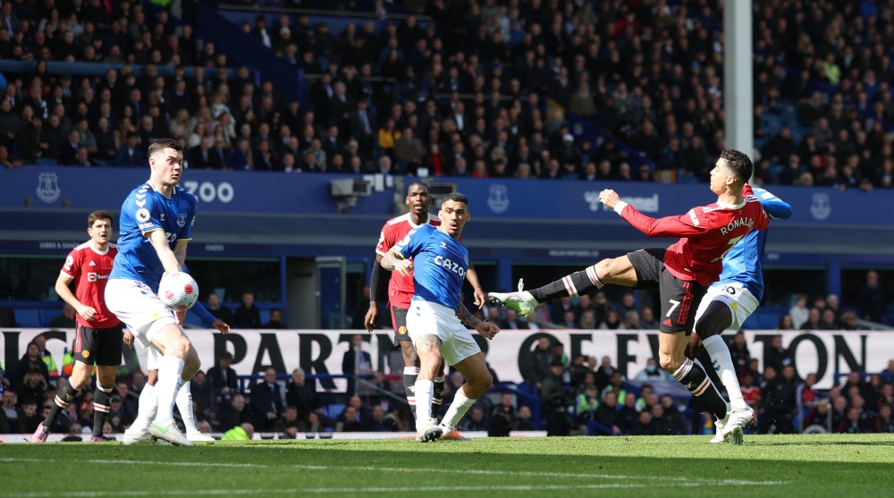 Manchester United's Cristiano Ronaldo shoots at goal (REUTERS/Phil Noble)