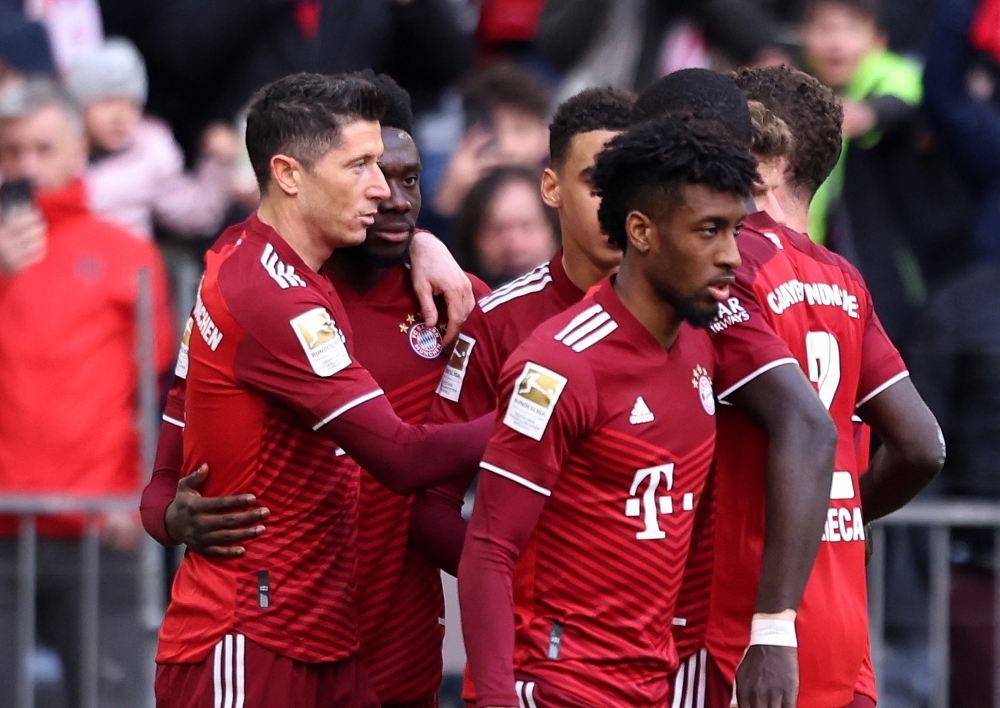 Bayern Munich's Robert Lewandowski celebrates scoring their first goal with teammates REUTERS/Lukas Barth