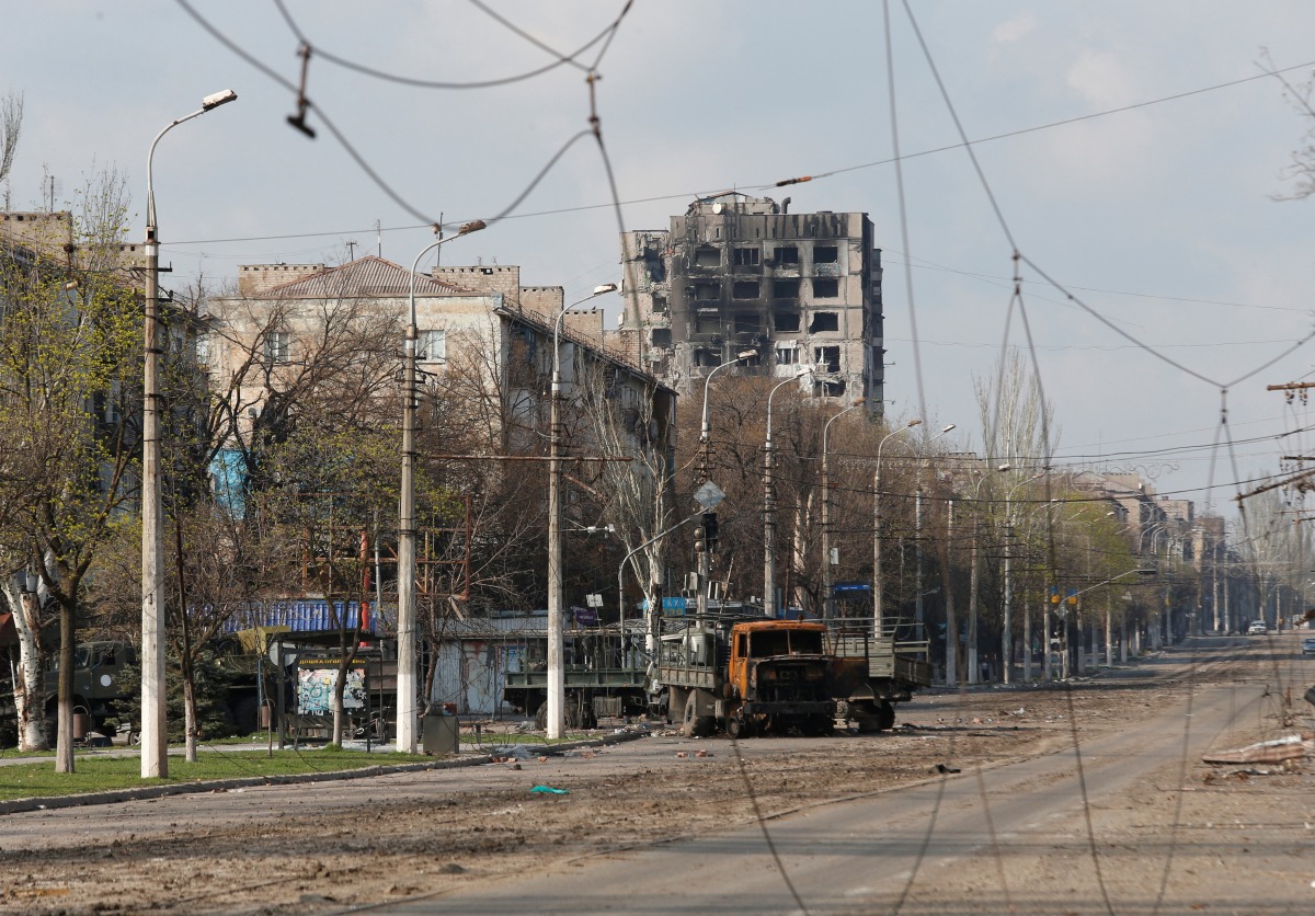 A view shows a street damaged during Ukraine-Russia conflict in the southern port city of Mariupol, Ukraine April 15, 2022. REUTERS/Alexander Ermochenko
