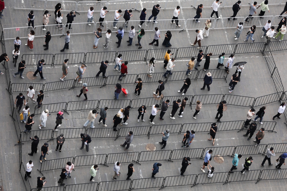 Residents line up at a makeshift nucleic acid testing site during a mass testing for the coronavirus disease (COVID-19) following the outbreak, in Beijing, China April 25, 2022. REUTERS/Tingshu Wang REFILE-QUALITY REPEAT
